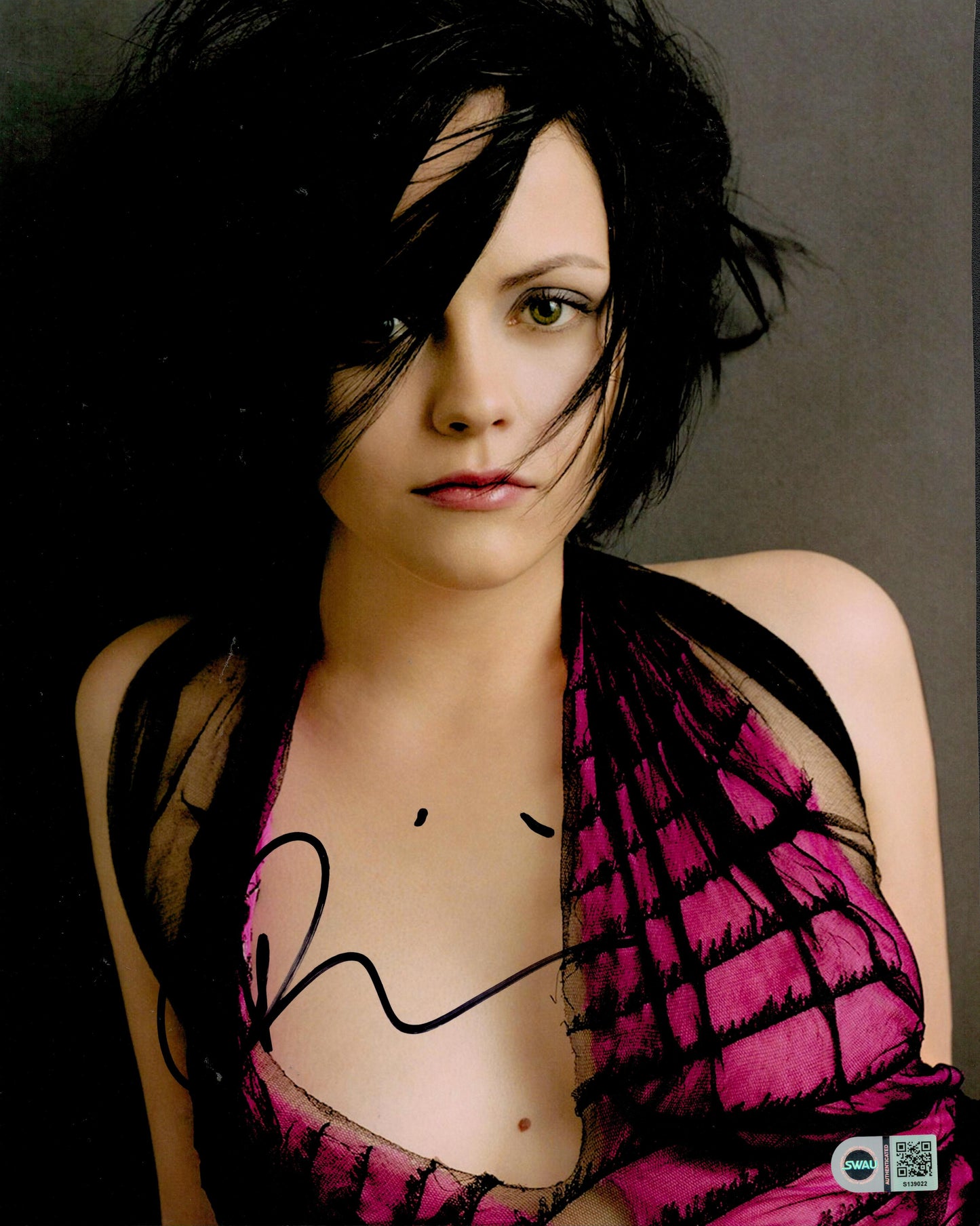 CHRISTINA RICCI SIGNED 14X11 PHOTO ALSO SWAU