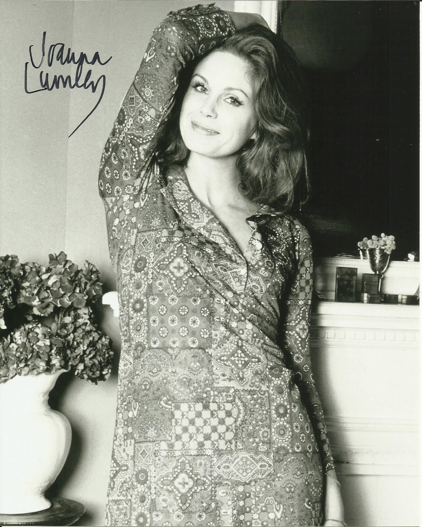 JOANNA LUMLEY SIGNED YOUNG SEXY 10X8 PHOTO (1)