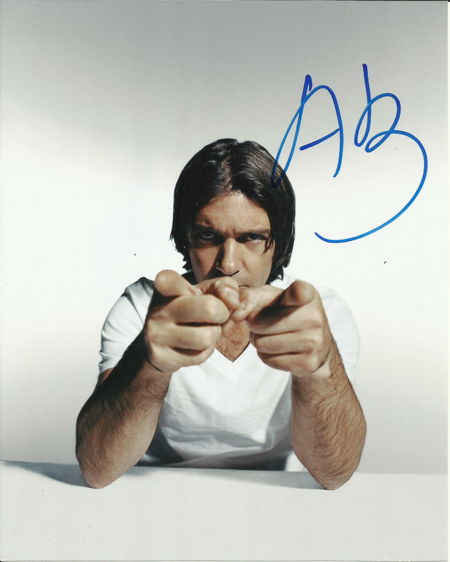ANTONIO BANDERAS SIGNED COOL 8X10 PHOTO (2)