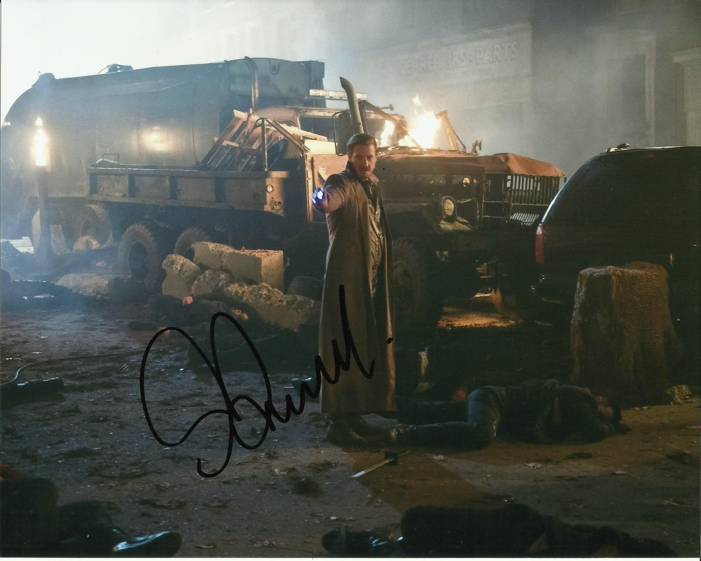 ARTHUR DARVILL SIGNED LEGENDS OF TOMORROW 8X10 PHOTO (1)