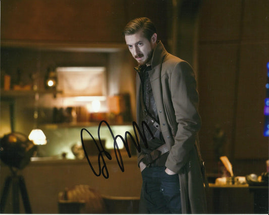 ARTHUR DARVILL SIGNED LEGENDS OF TOMORROW 8X10 PHOTO (2)