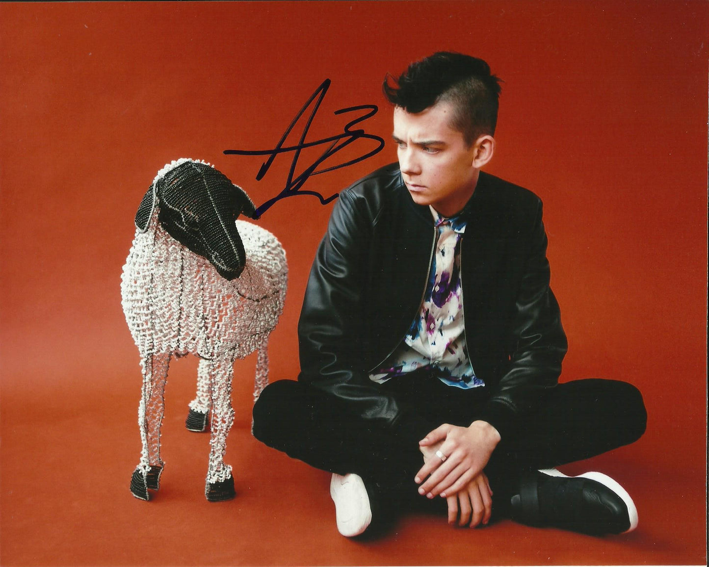 ASA BUTTERFIELD SIGNED COOL 8X10 PHOTO (3)