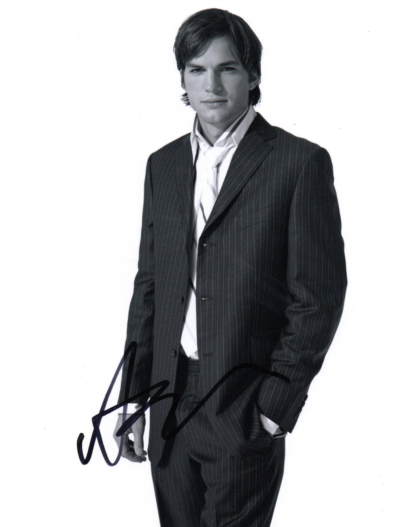 ASHTON KUTCHER SIGNED 8X10 PHOTO (2)