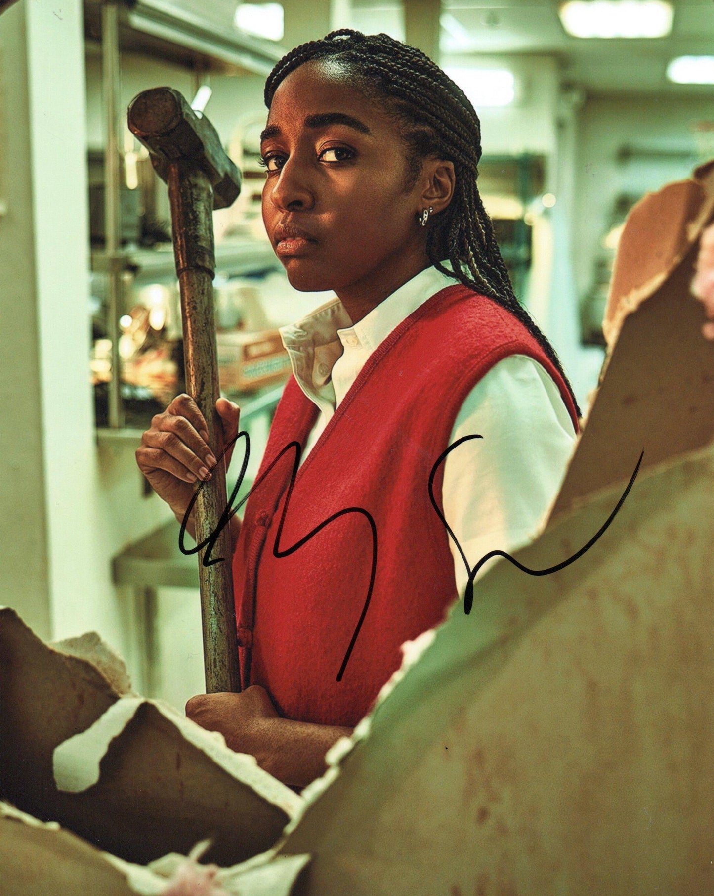 AYO EDEBIRI SIGNED THE BEAR 10X8 PHOTO (2)