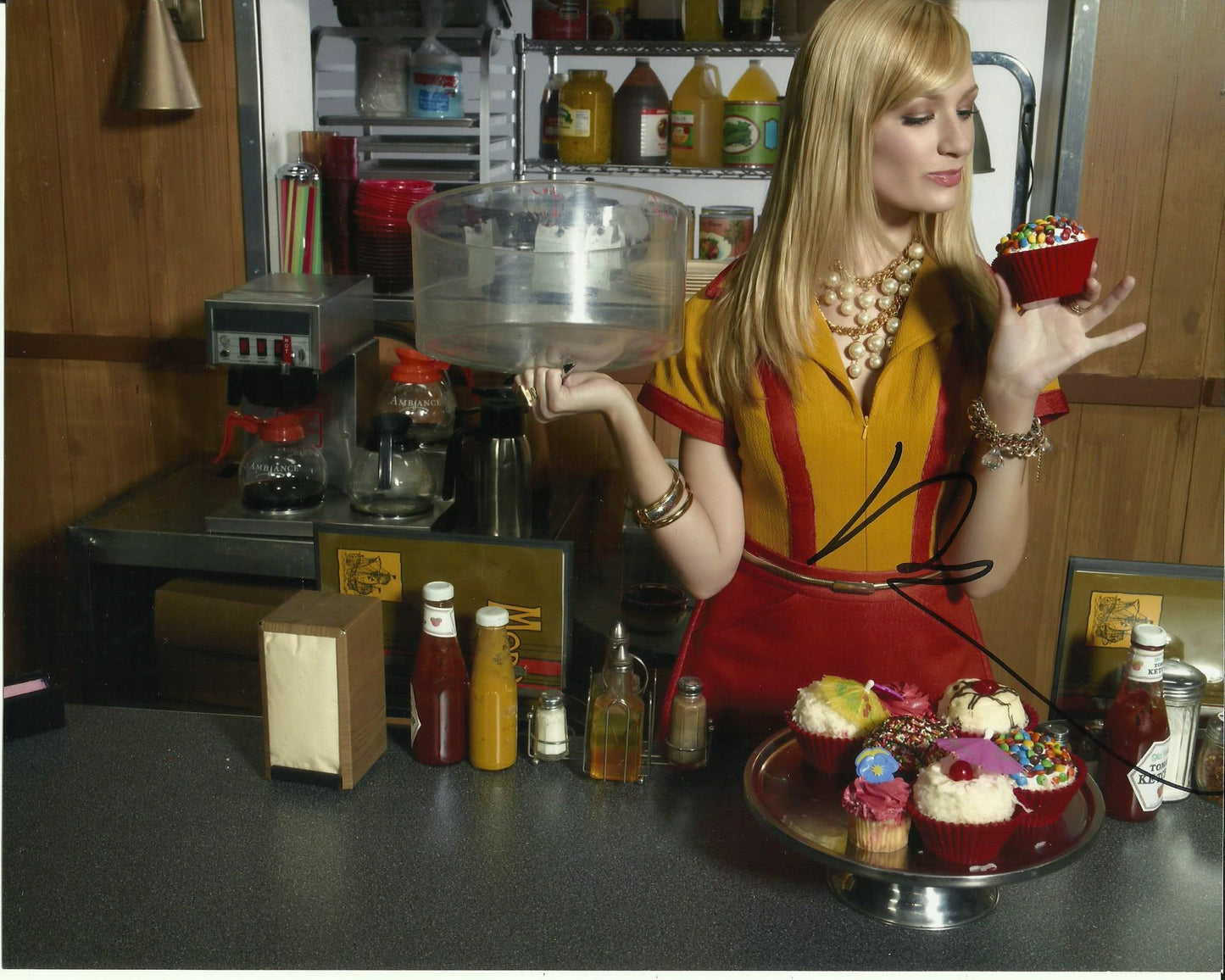 BETY BEHRS SIGNED 2 BROKE GIRLS 10X8 PHOTO