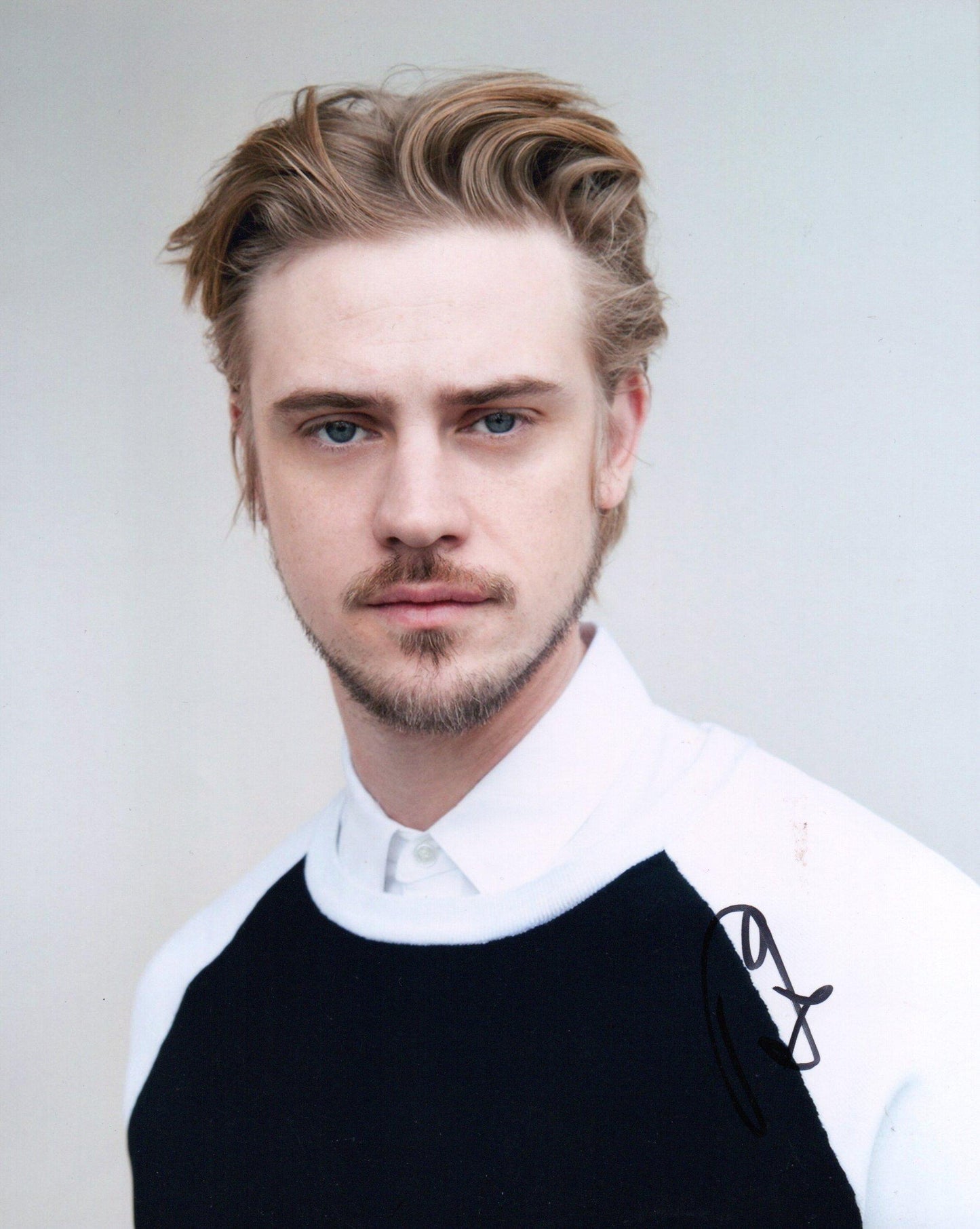 BOYD HOLBROOK SIGNED COOL 8X10 PHOTO (2)