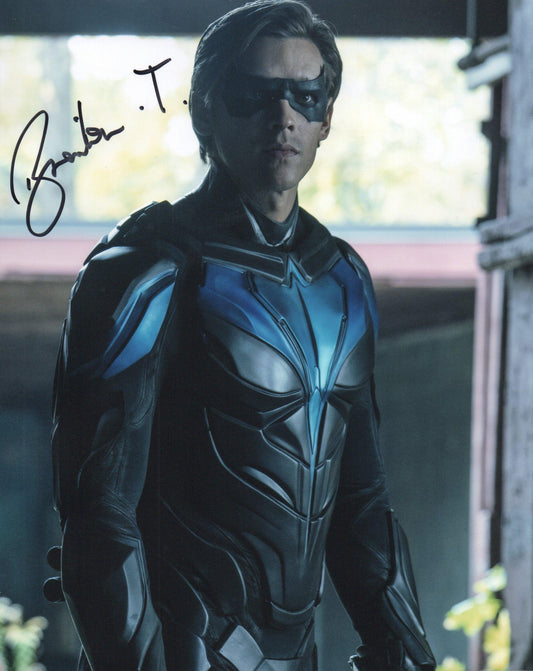 BRENTON THWAITES SIGNED TITANS 8X10 PHOTO (6)