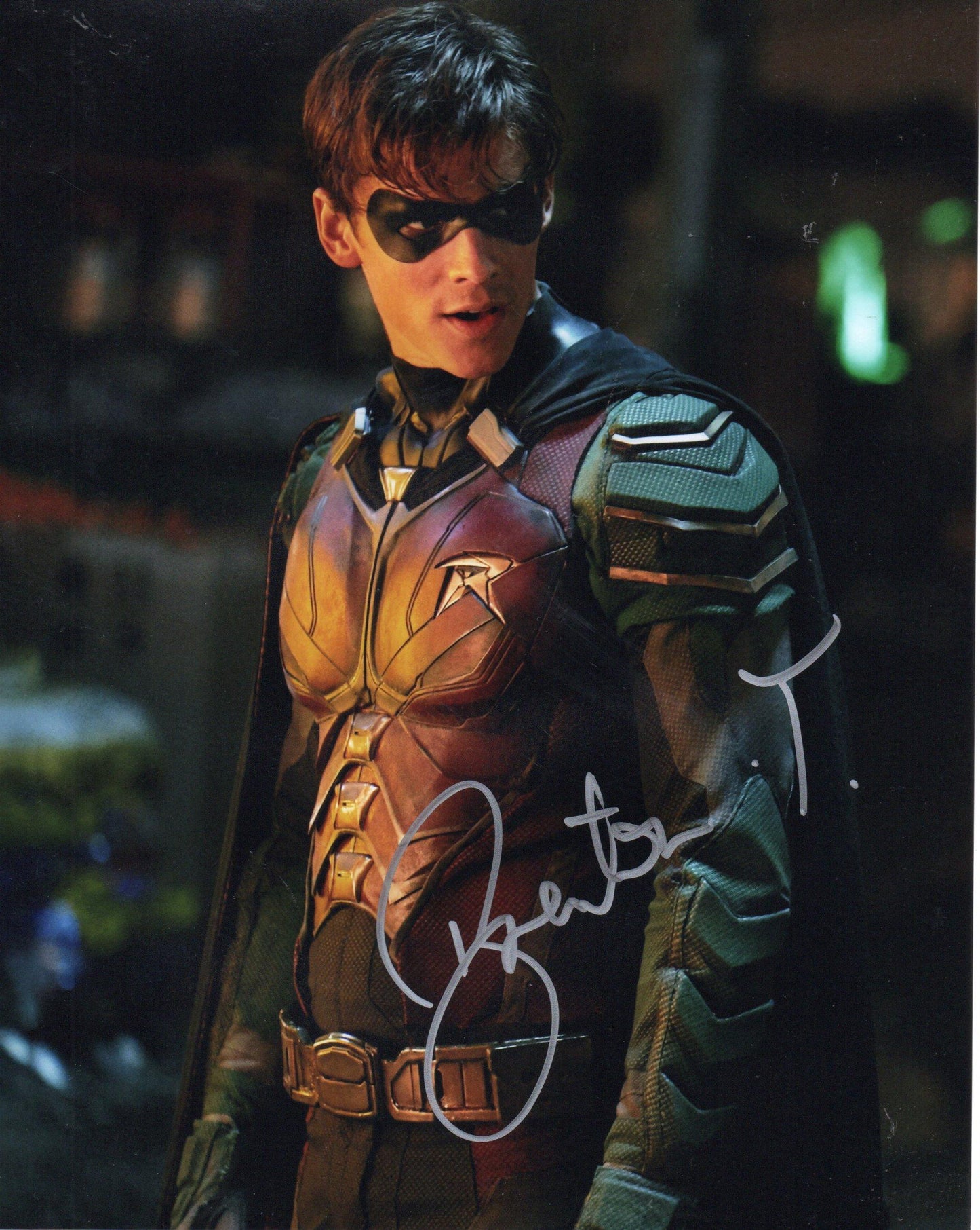 BRENTON THWAITES SIGNED TITANS 8X10 PHOTO (8)