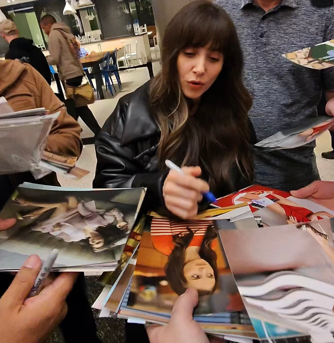 ALISON BRIE SIGNED COMMUNITY 10X8 PHOTO (2)
