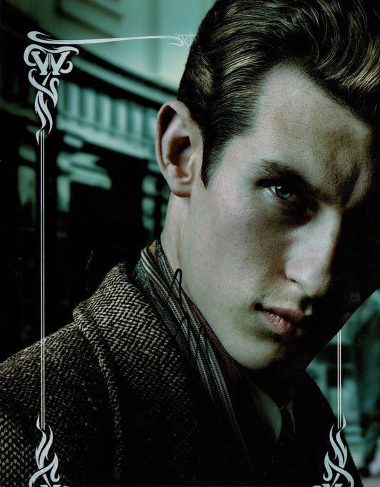 CALLUM TURNER SIGNED FANTASTIC BEASTS 14X11 PHOTO (1)