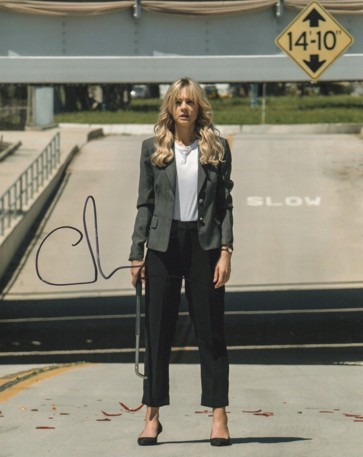 CAREY MULLIGAN SIGNED PROMISING YOUNG WOMAN 10X8 PHOTO (1)