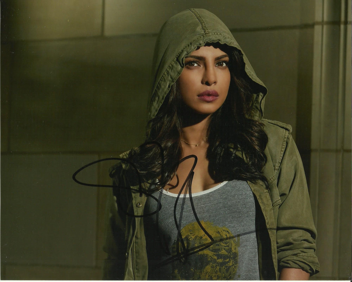 PRIYANKA CHOPRA SIGNED SEXY QUANTICO 8X10 PHOTO (2)