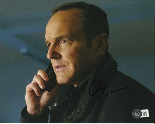 CLARK GREGG SIGNED AGENTS OF SHIELD 8X10 PHOTO (1) ALSO BECKETTS COA