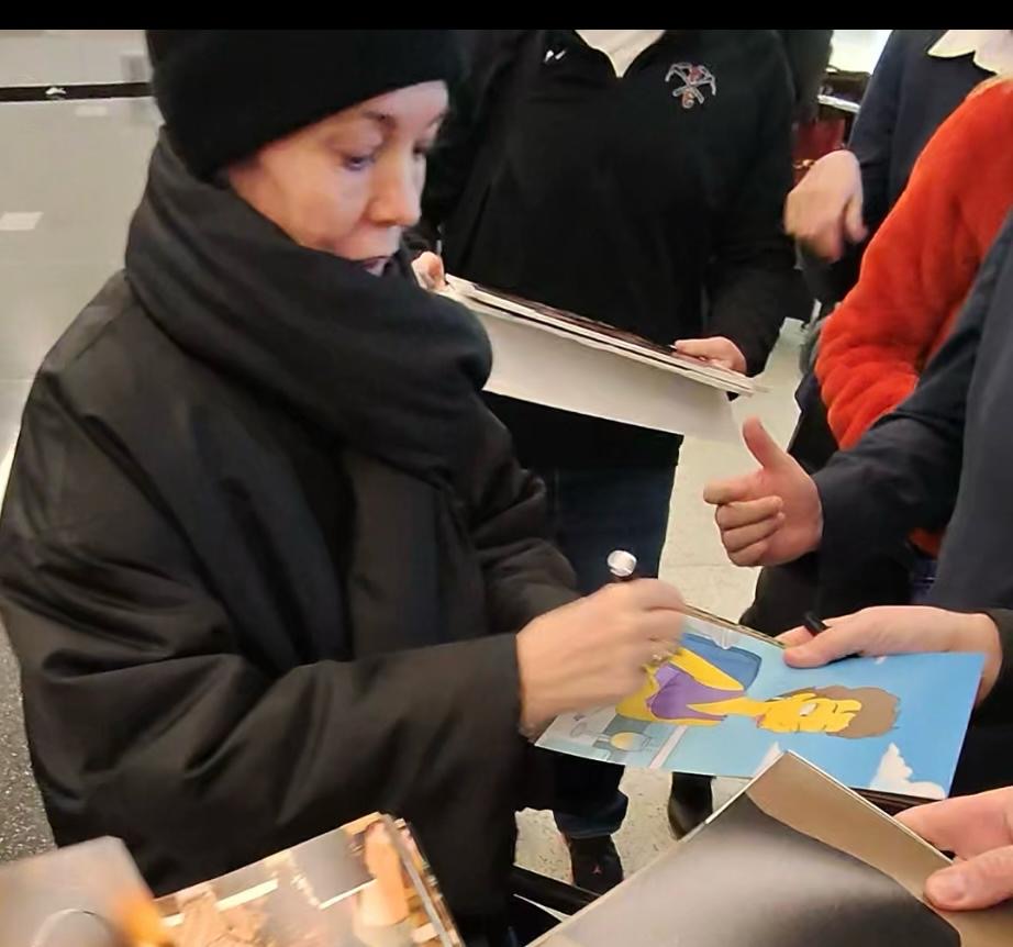 OLIVIA COLMAN SIGNED THE SIMPSONS 10X8 PHOTO (2)