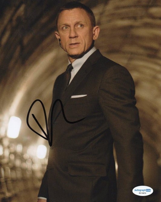 DANIEL CRAIG SIGNED JAMES BOND 8X10 PHOTO  ALSO ACOA