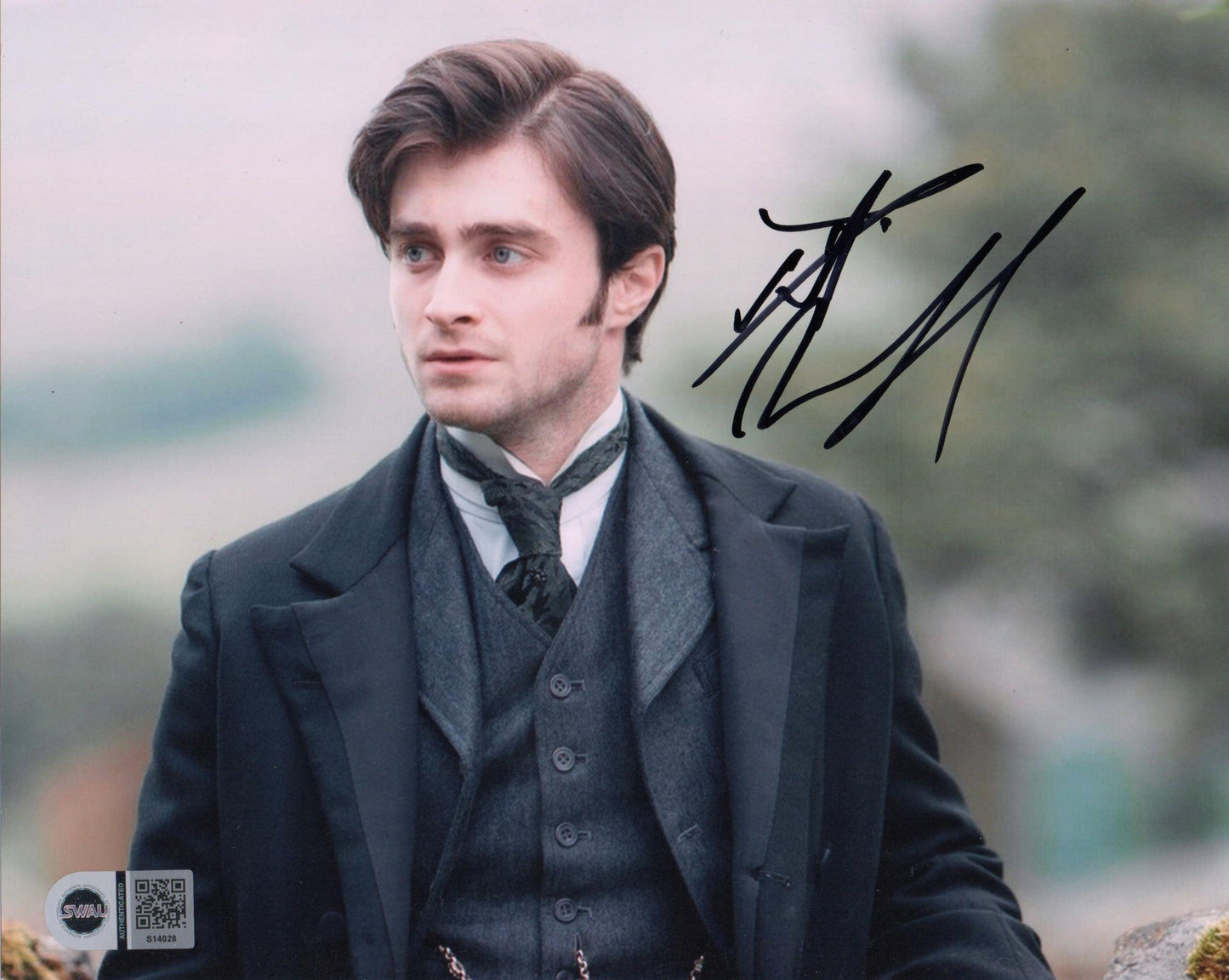 DANIEL RADCLIFFE SIGNED THE WOMAN IN BLACK 8X10 PHOTO (1) ALSO SWAU CERT