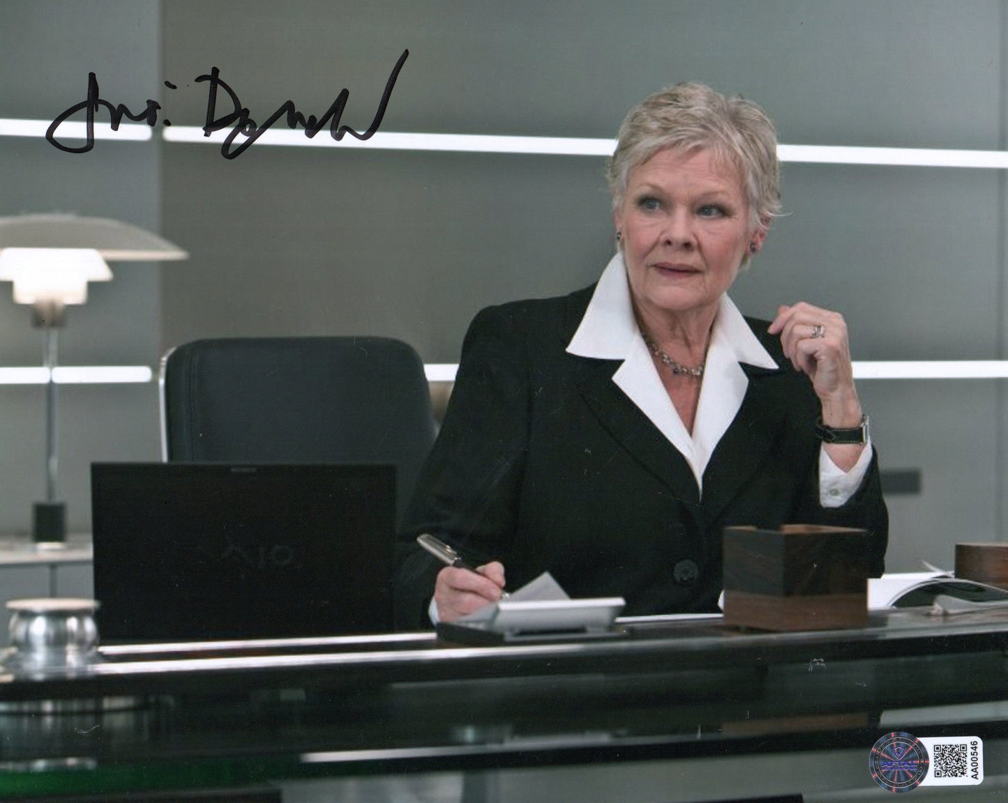 JUDI DENCH SIGNED BOND 10X8 PHOTO (8) ALSO AFTAL AUTHENTICATION