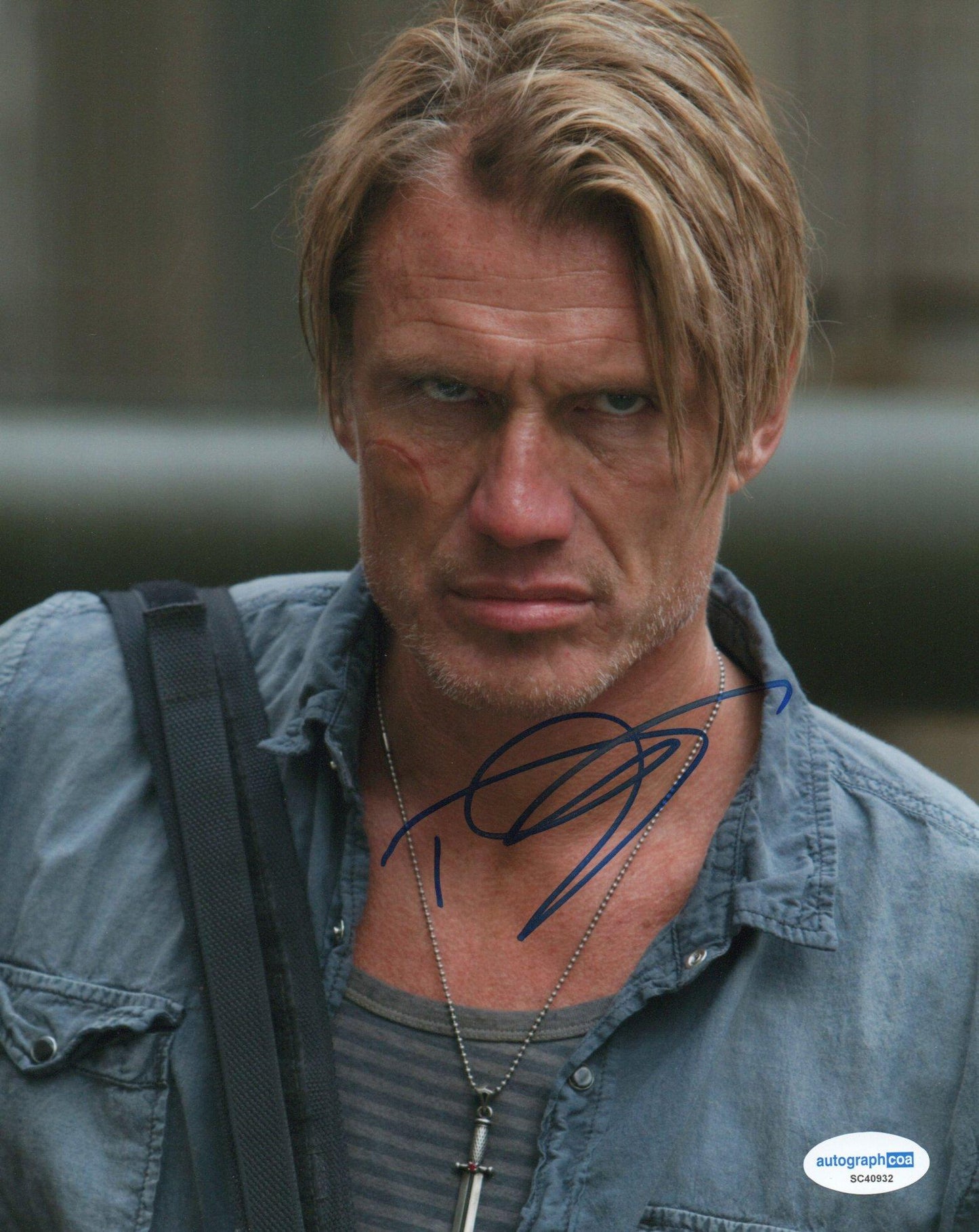 DOLPH LUNDGREN SIGNED EXPENDABLES 8X10 PHOTO ALSO ACOA CERTIFIED (3)
