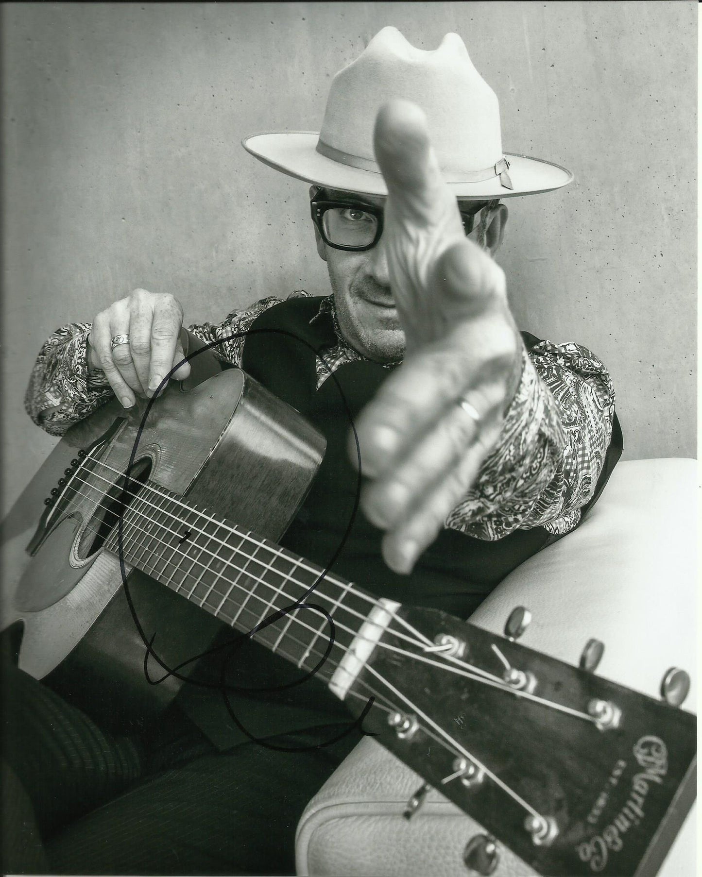 ELVIS COSTELLO SIGNED 10X8 PHOTO (1)