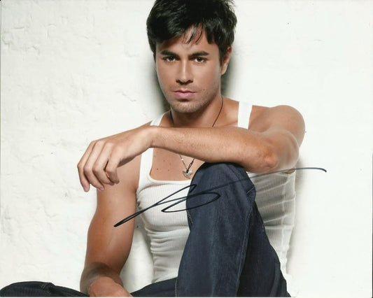 ENRIQUE IGLESIAS SIGNED 8X10 PHOTO (1)