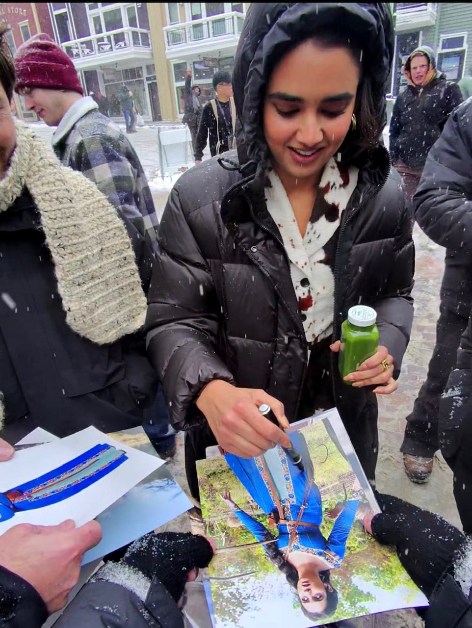 GERALDINE VISWANATHAN SIGNED MIRACLE WORKERS 10X8 PHOTO (1)