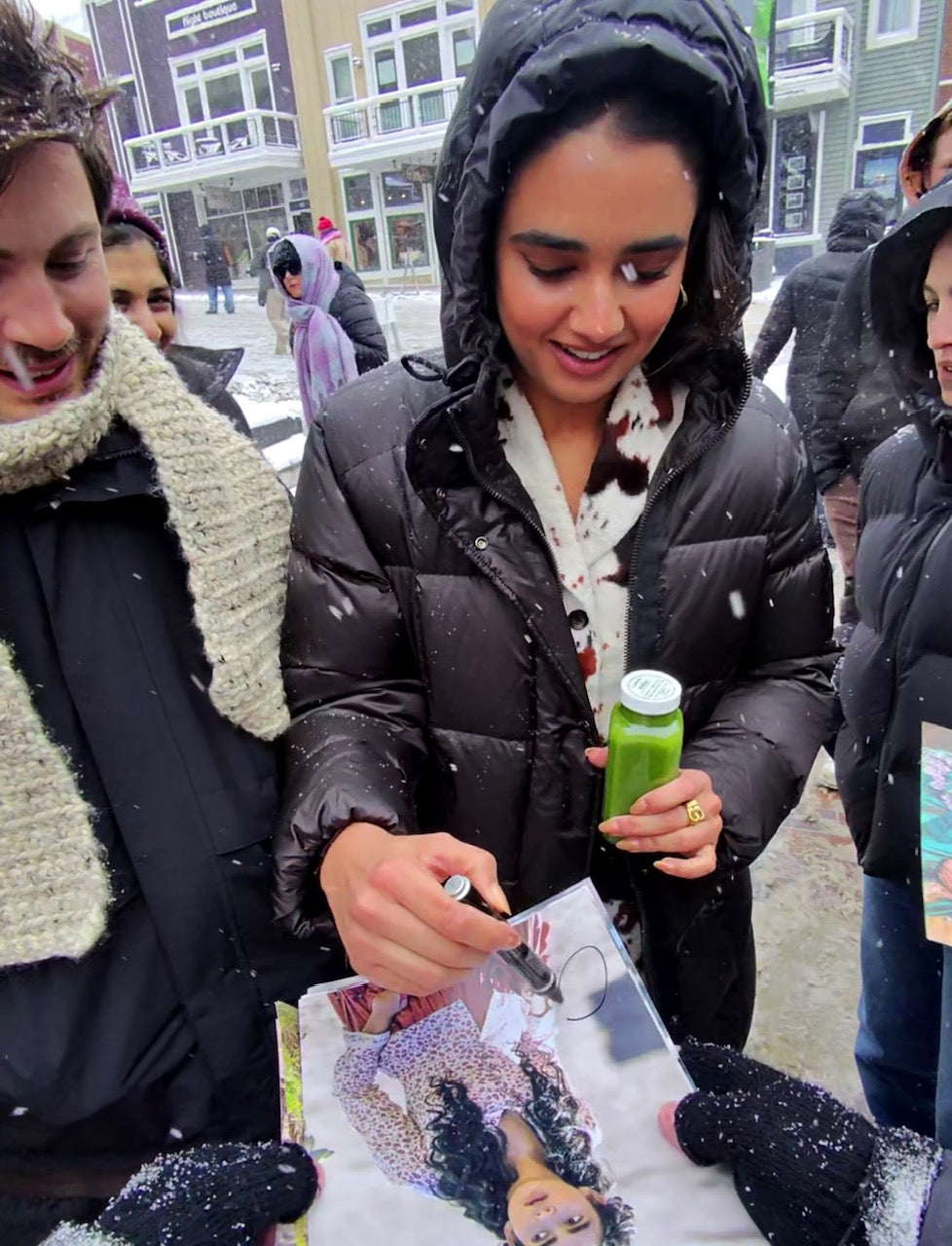 GERALDINE VISWANATHAN SIGNED MIRACLE WORKERS 10X8 PHOTO (3)