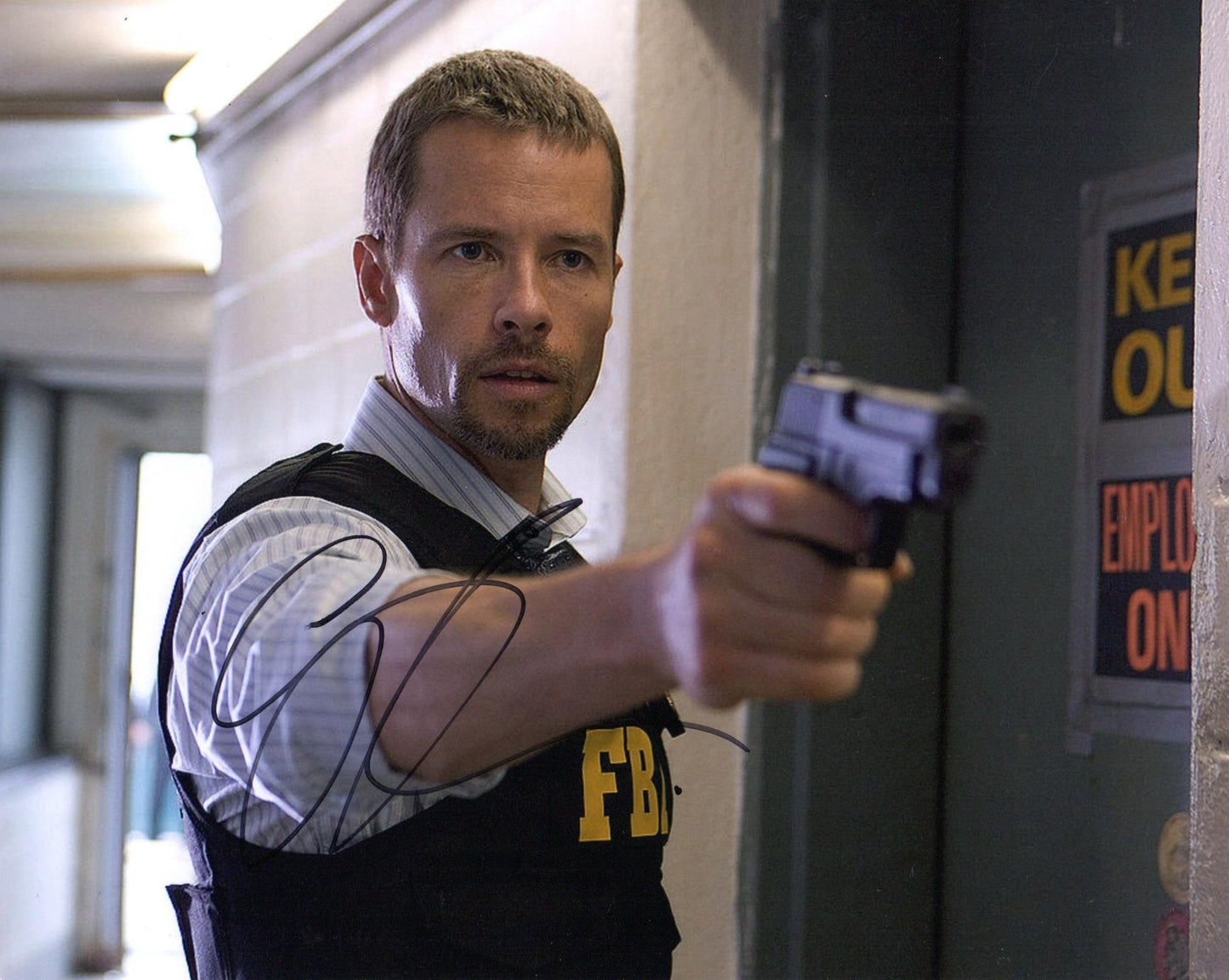 GUY PEARCE SIGNED TRAITOR 8X10 PHOTO