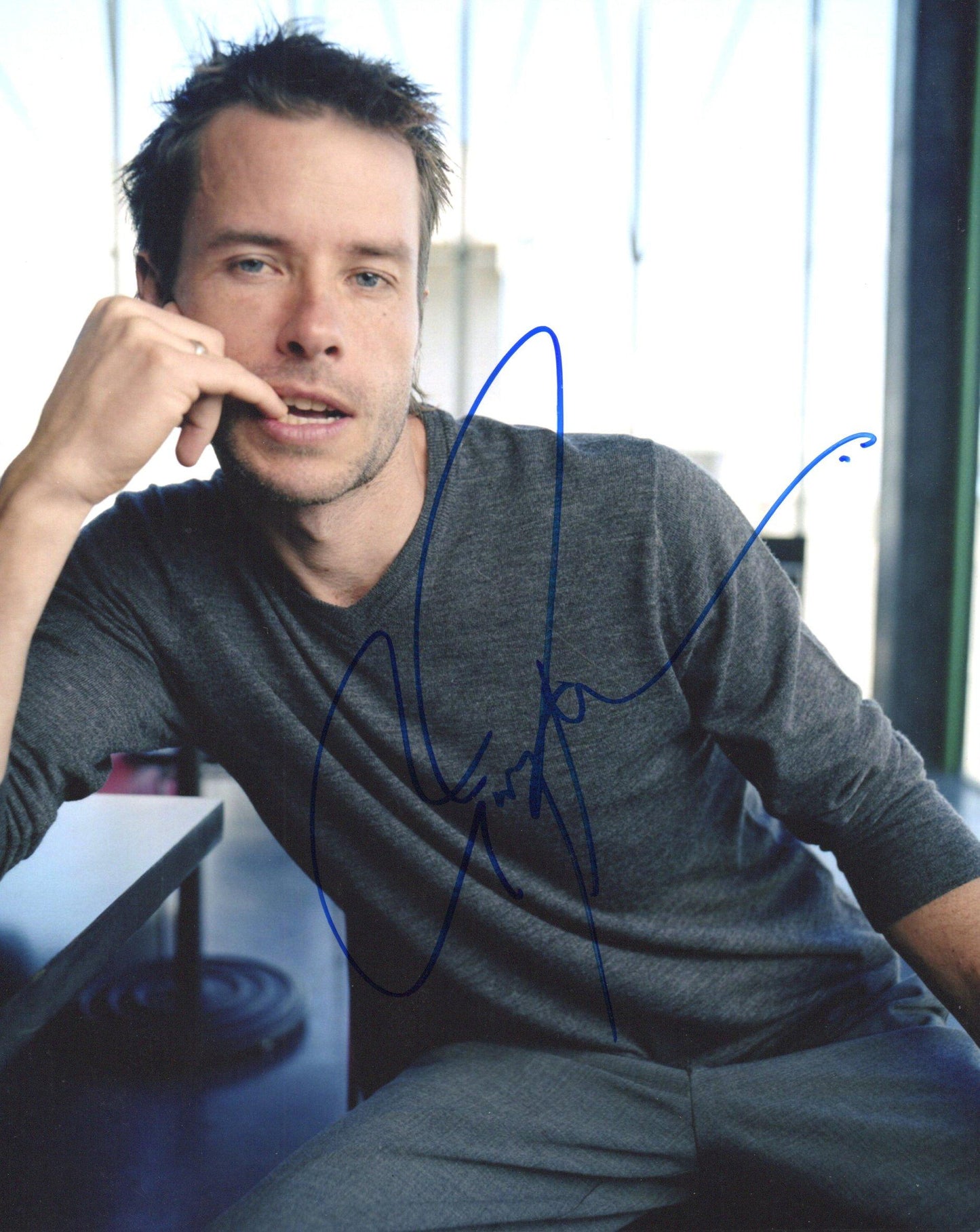 GUY PEARCE SIGNED 8X10 PHOTO