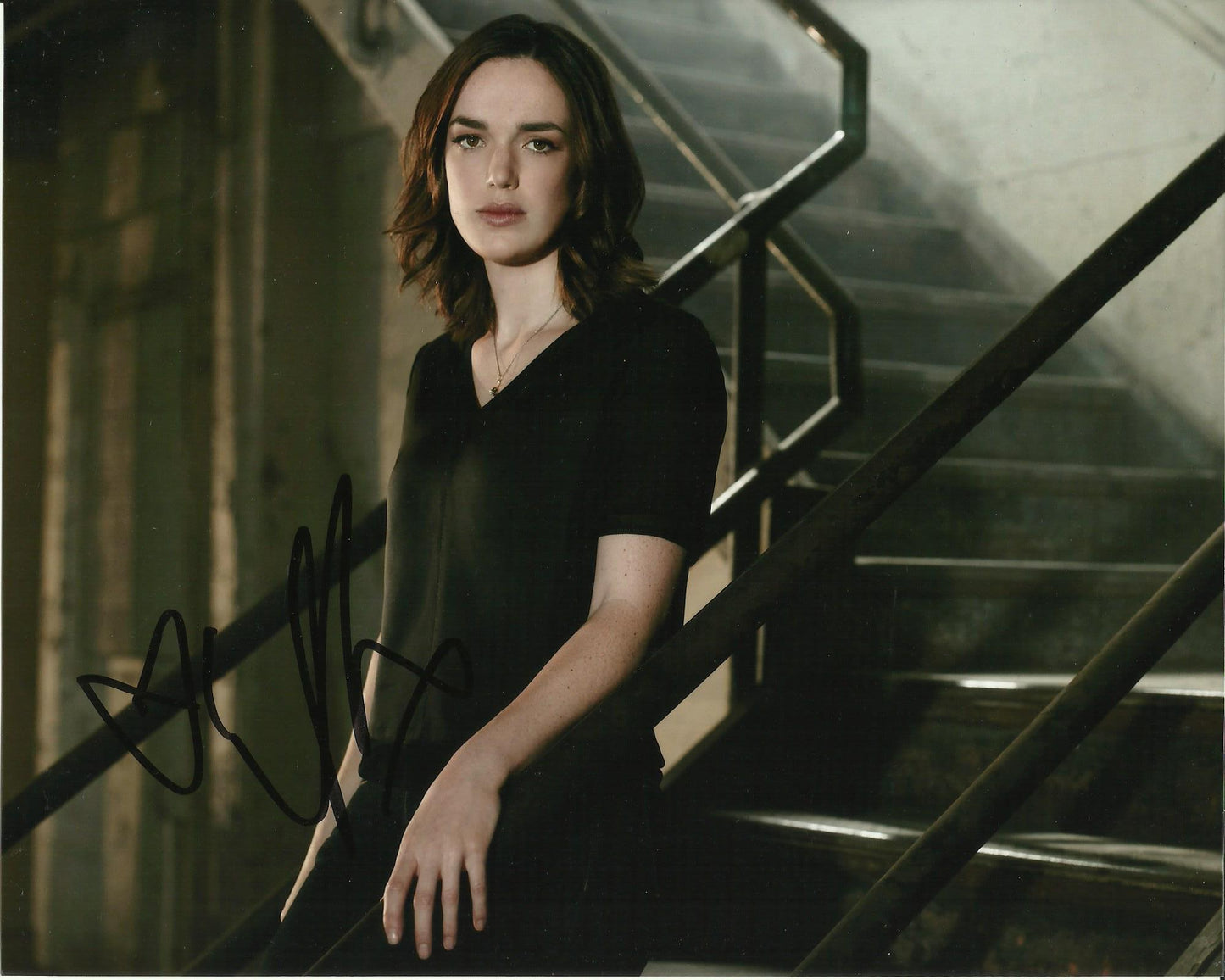 ELIZABETH HENSTRIDGE SIGNED AGENTS OF SHIELD 10X8 PHOTO (2)