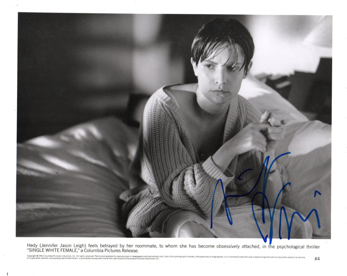 JENNIFER JASON LEIGH SIGNED SINGLE WHITE FEMALE 10X8 PHOTO