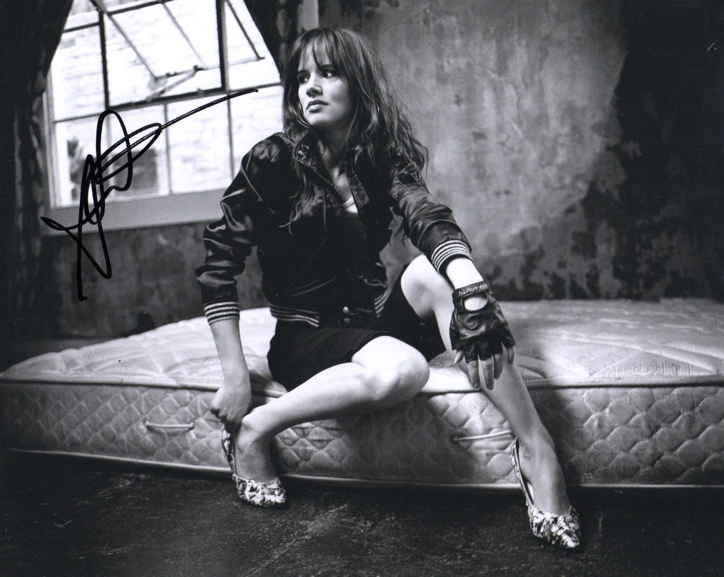 JULIETTE LEWIS SIGNED SEXY 10X8 PHOTO (1)