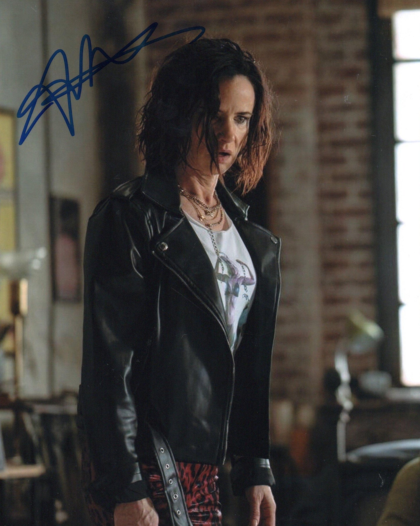 JULIETTE LEWIS SIGNED YELLOWJACKETS 10X8 PHOTO (3)