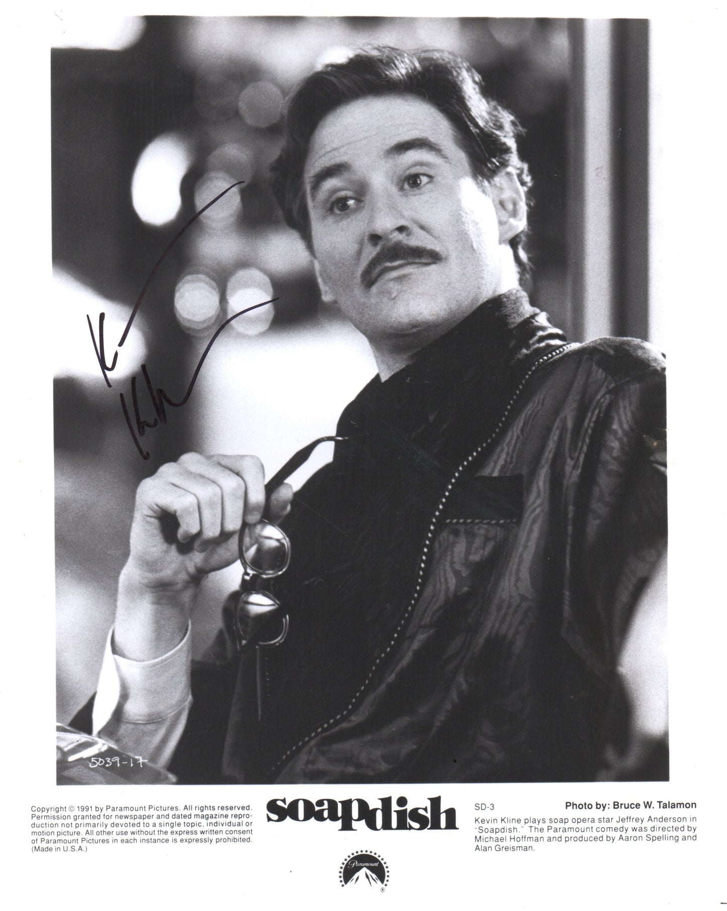 KEVIN KLINE SIGNED SOAPDISH 8X10 PHOTO
