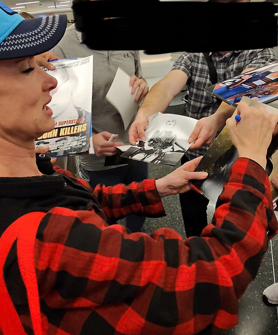 JULIETTE LEWIS SIGNED YELLOWJACKETS 10X8 PHOTO (1)