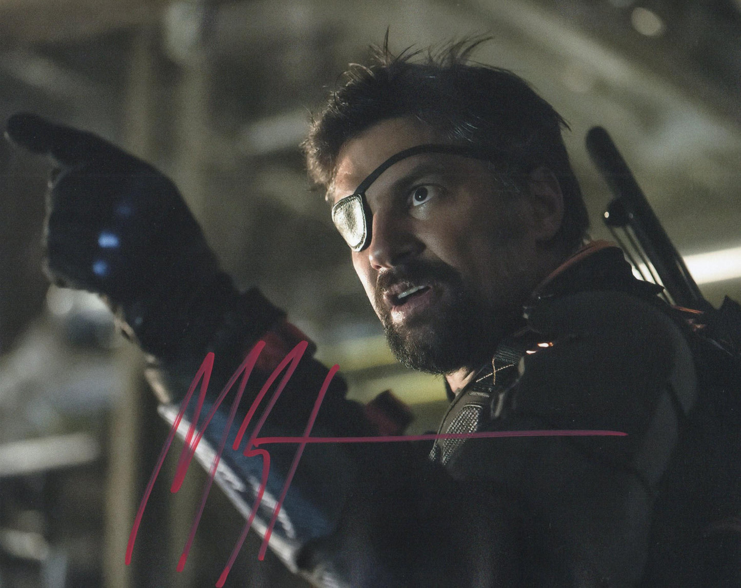 MANU BENNETT SIGNED ARROW 8X10 PHOTO (3)