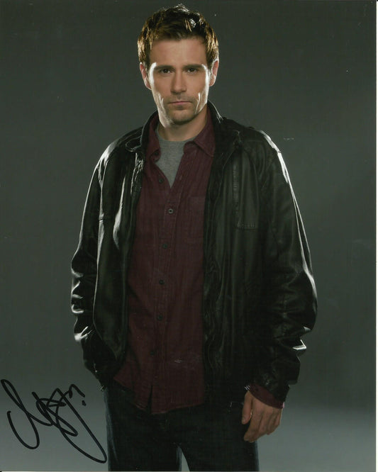 MATT RYAN SIGNED LEGENDS OF TOMORROW 8X10 PHOTO (7)