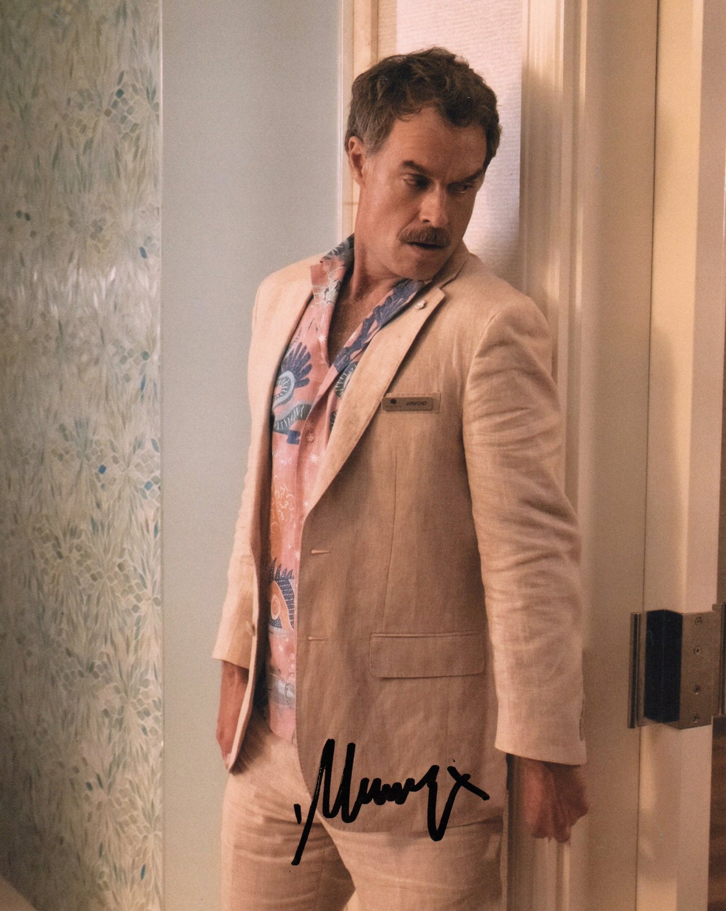 MURRAY BARTLETT SIGNED THE WHITE LOTUS 8X10 PHOTO (2)