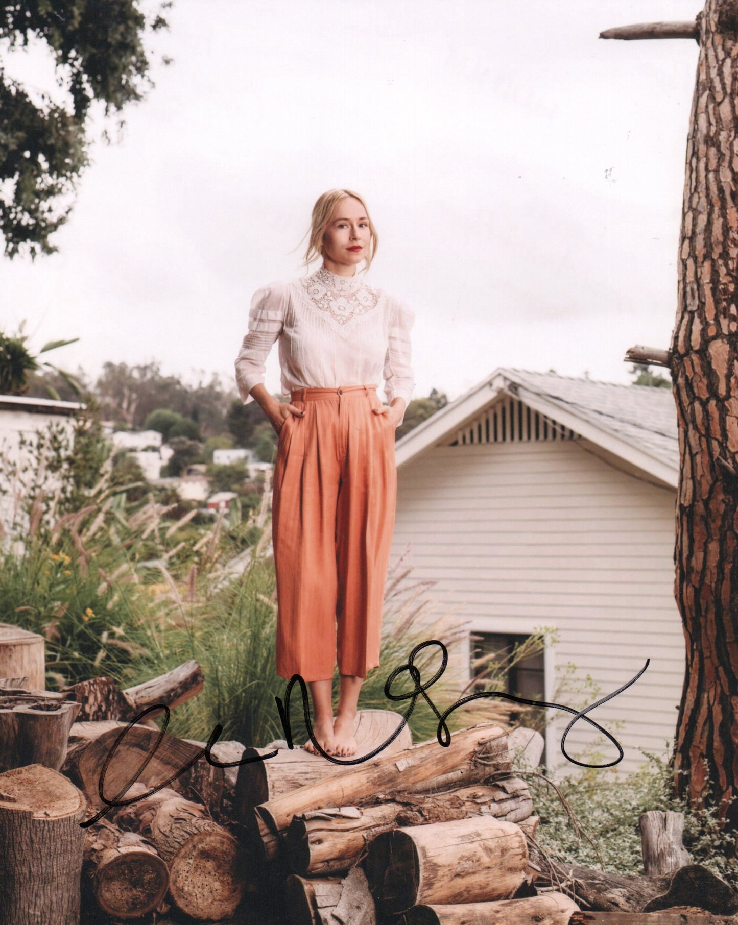 SARAH GOLDBERG SIGNED SEXY 8X10 PHOTO (1)