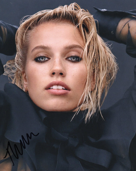 THEA SOFIE LOCH NAESS SIGNED SEXY PHOTO (3)