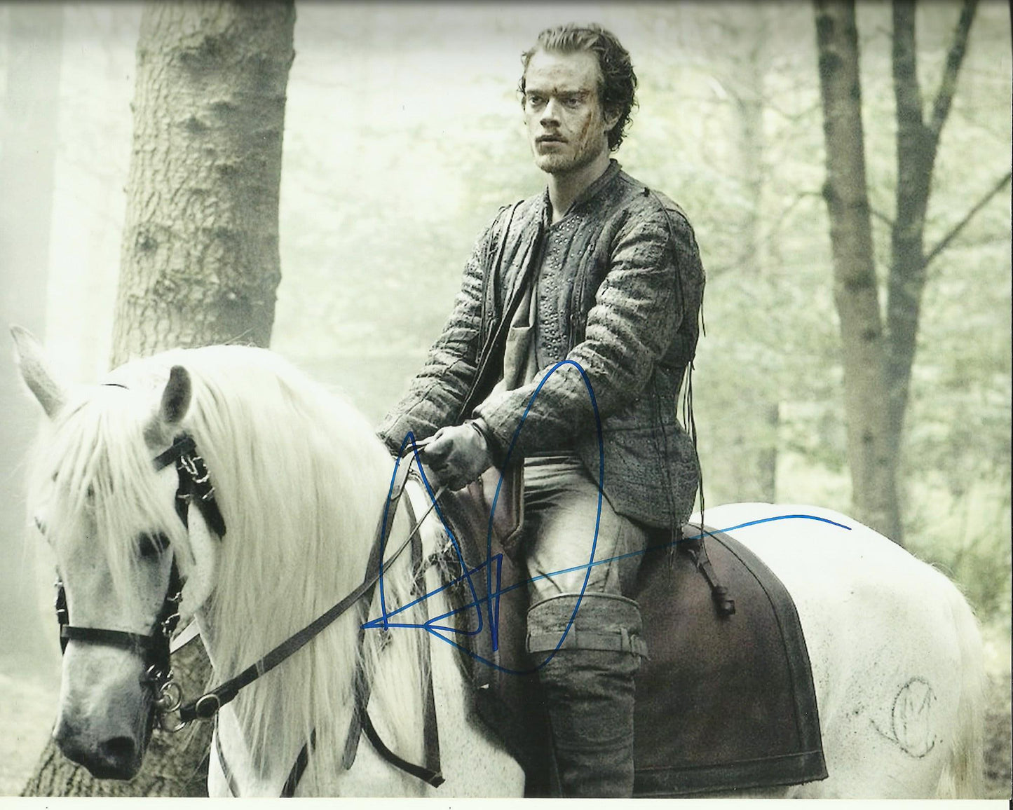 ALFIE ALLEN SIGNED GAME OF THRONES 8X10 PHOTO (3)