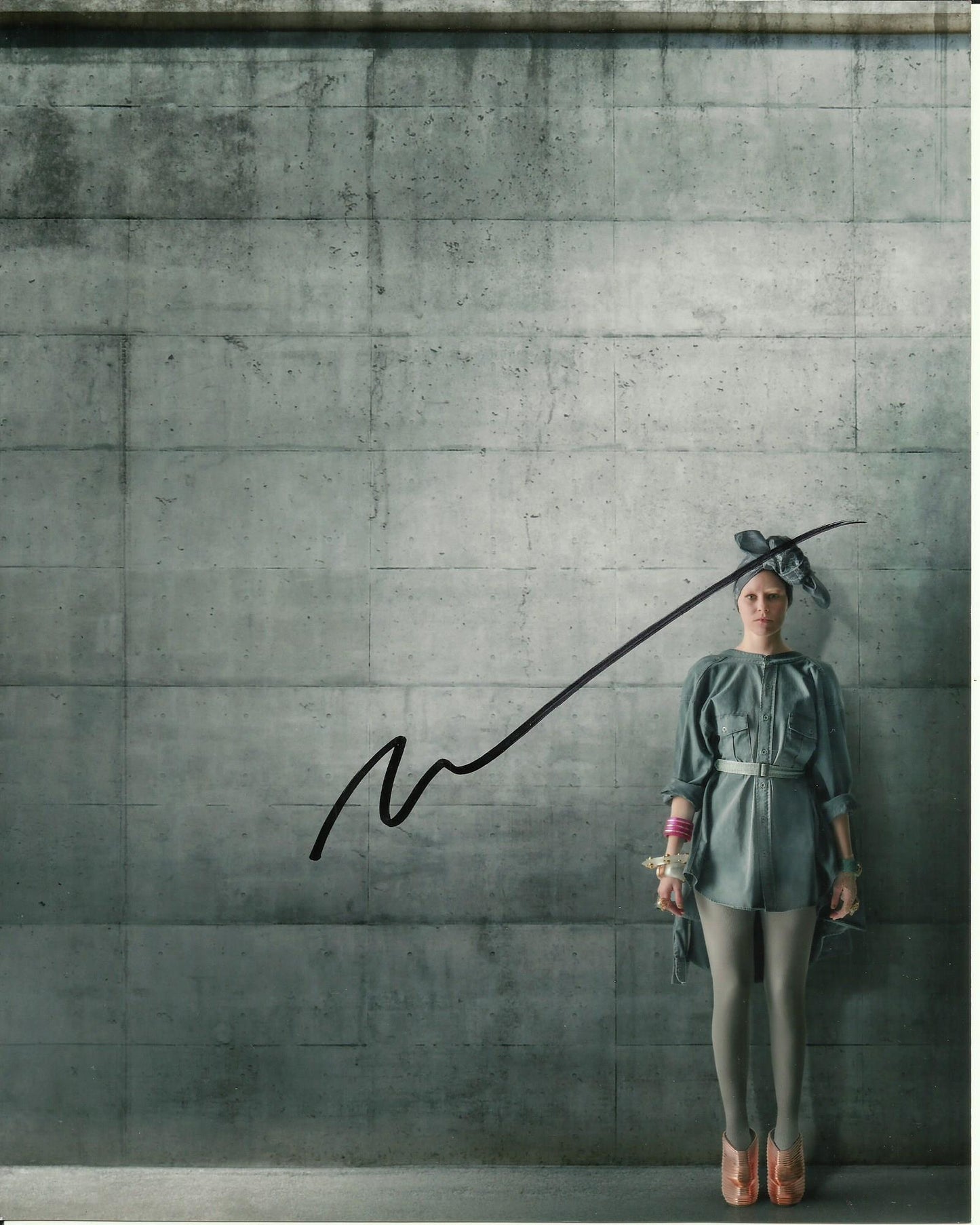 ELIZABETH BANKS SIGNED HUNGER GAMES 10X8 PHOTO (3)