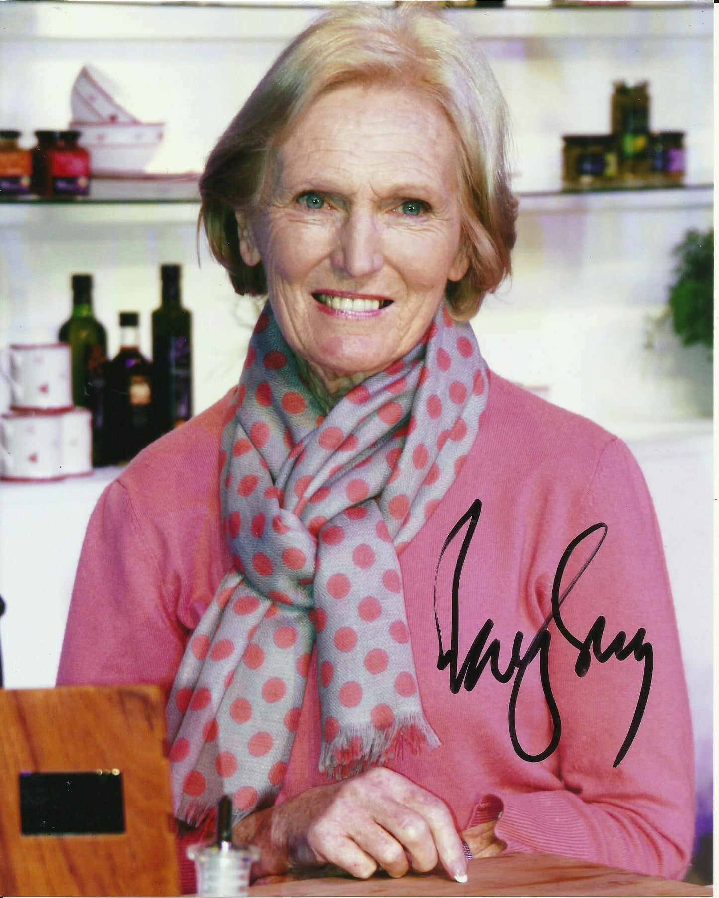 MARY BERRY SIGNED BAKEOFF 10X8 PHOTO (1)