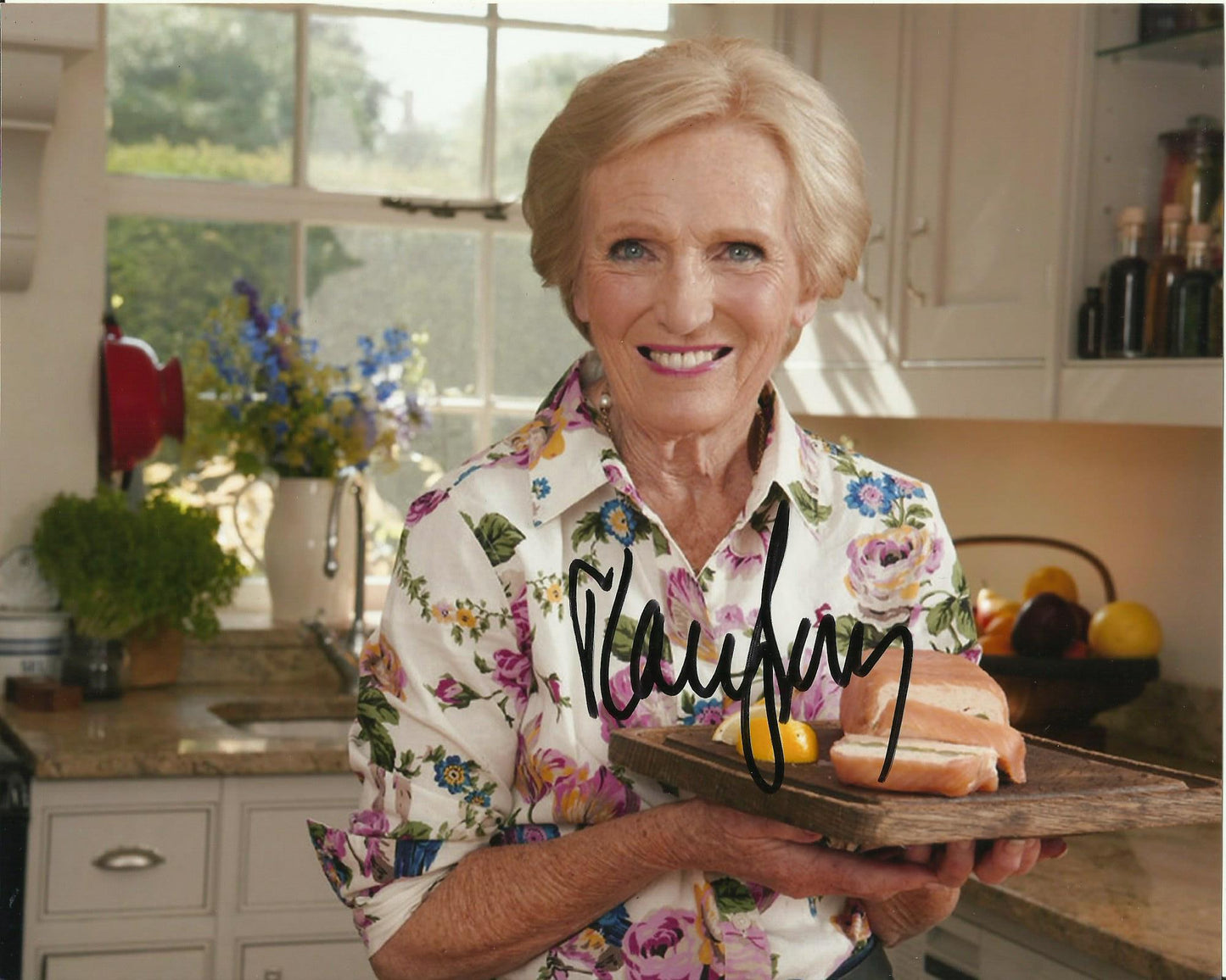 MARY BERRY SIGNED BAKEOFF 10X8 PHOTO (2)