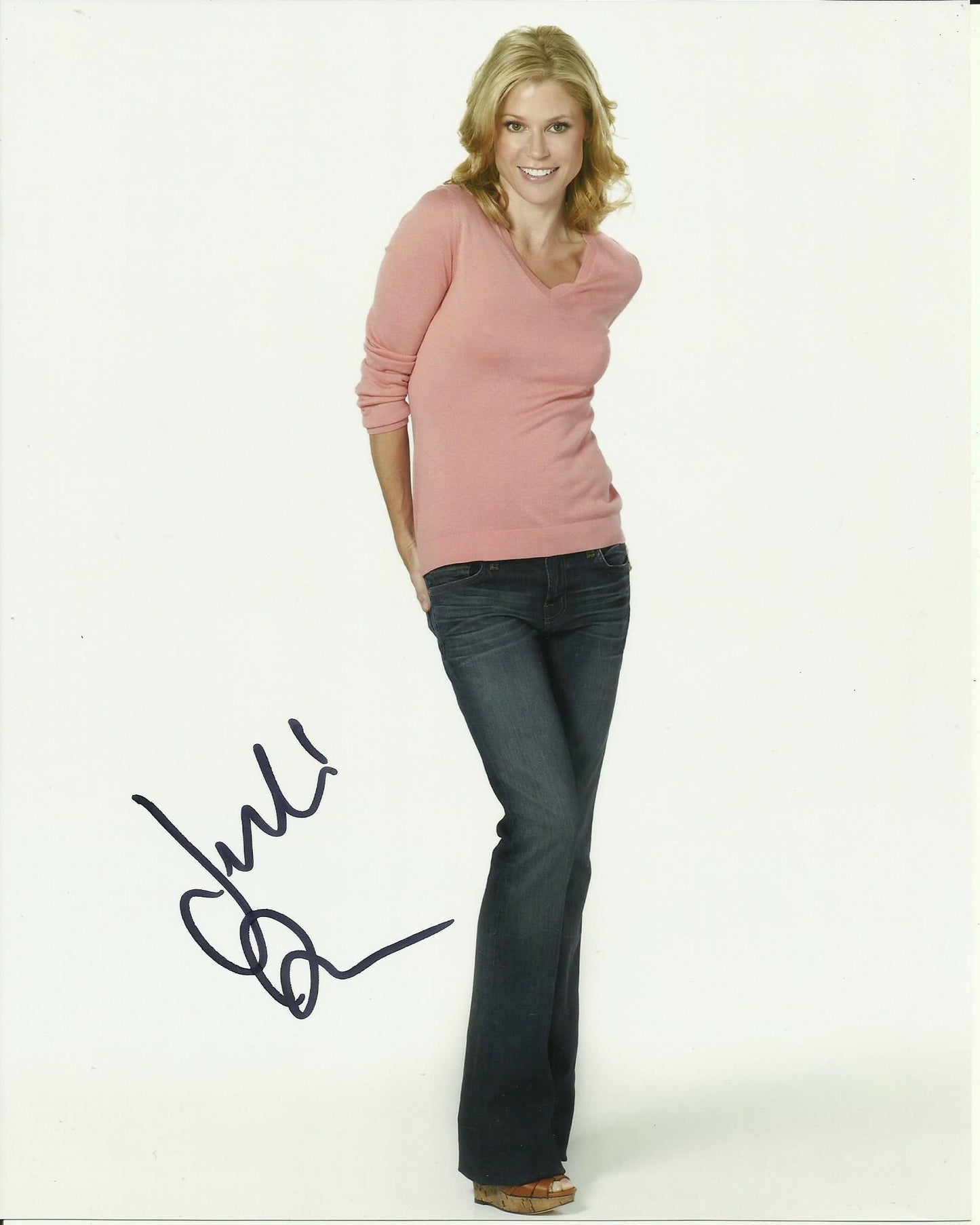 JULIE BOWEN SIGNED MODERN FAMILY 10X8 PHOTO (1)