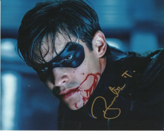 BRENTON THWAITES SIGNED TITANS 8X10 PHOTO (1)