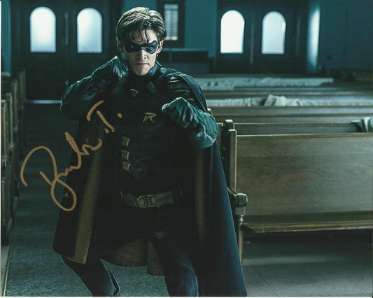 BRENTON THWAITES SIGNED TITANS 8X10 PHOTO (3)