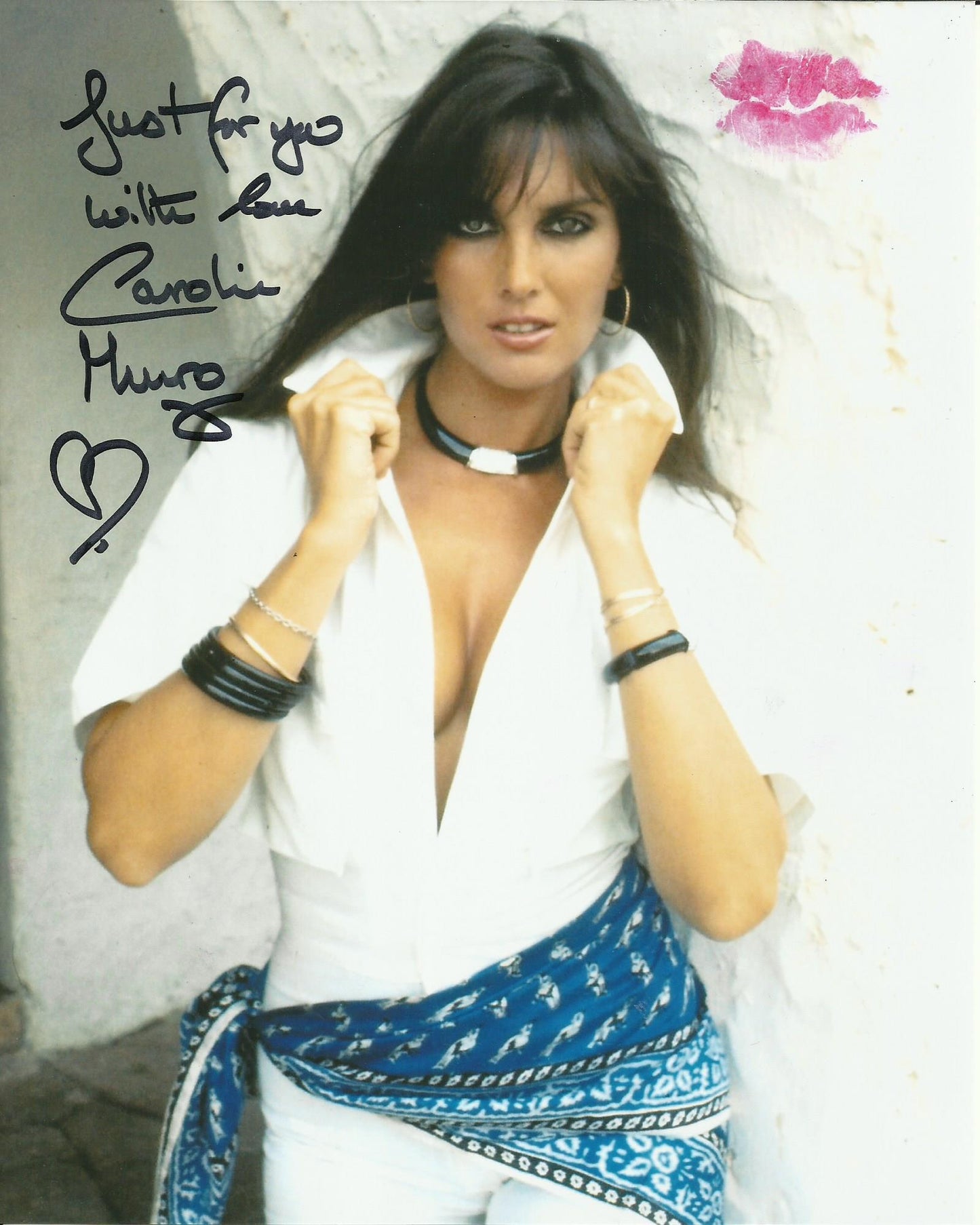 CAROLINE MUNRO SIGNED SEXY 10X8 PHOTO ALSO KISSES WITH RED LIPSTICK (4)