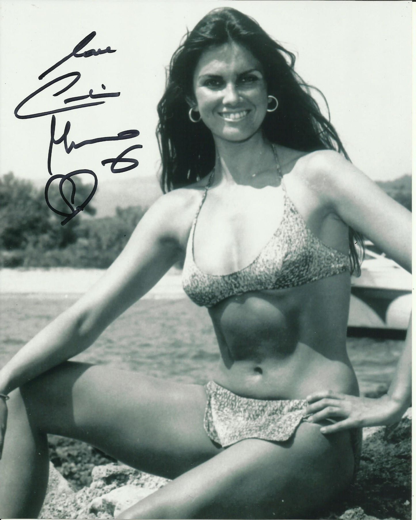 CAROLINE MUNRO SIGNED SEXY 10X8 PHOTO (13)