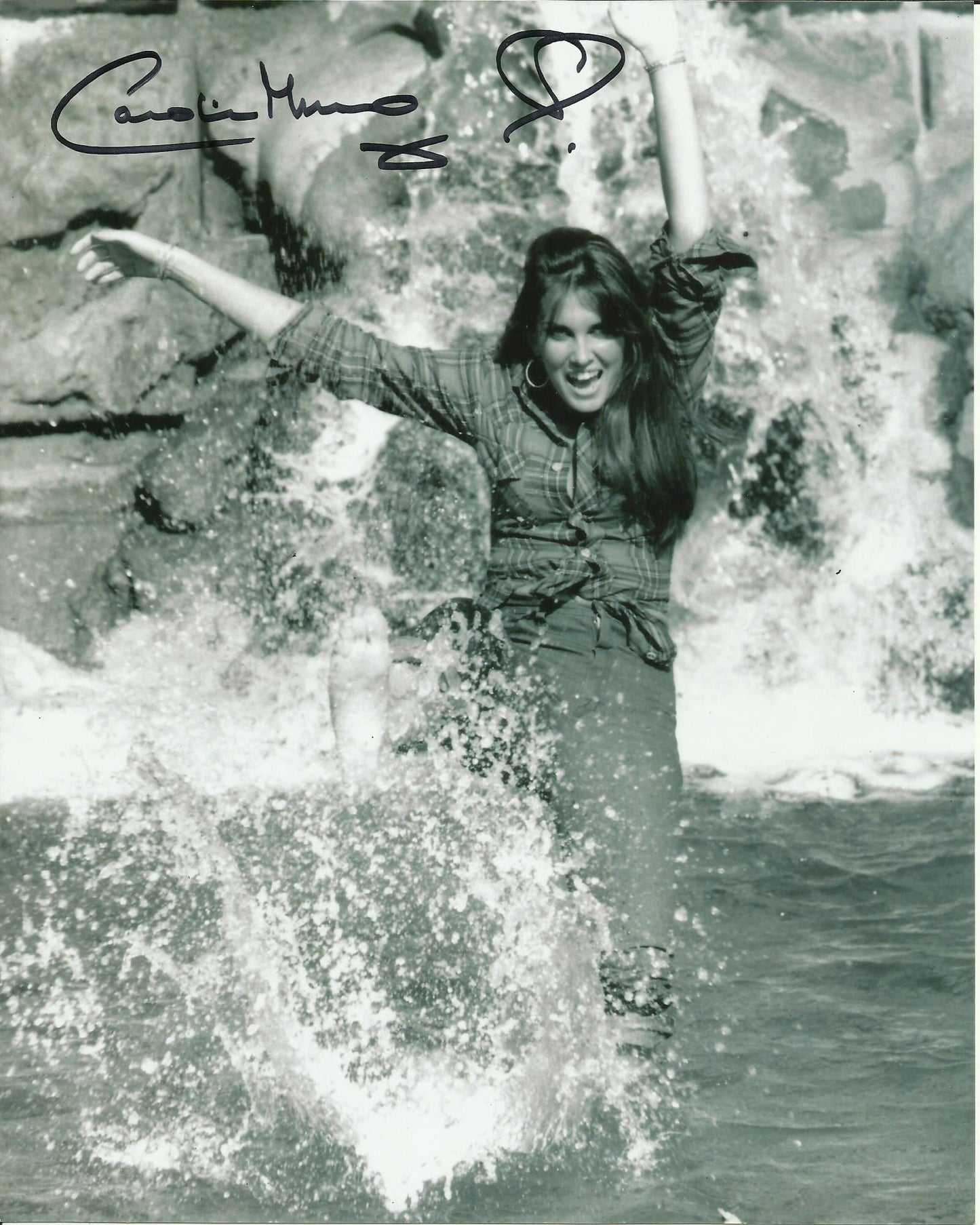 CAROLINE MUNRO SIGNED SEXY 10X8 PHOTO (5)