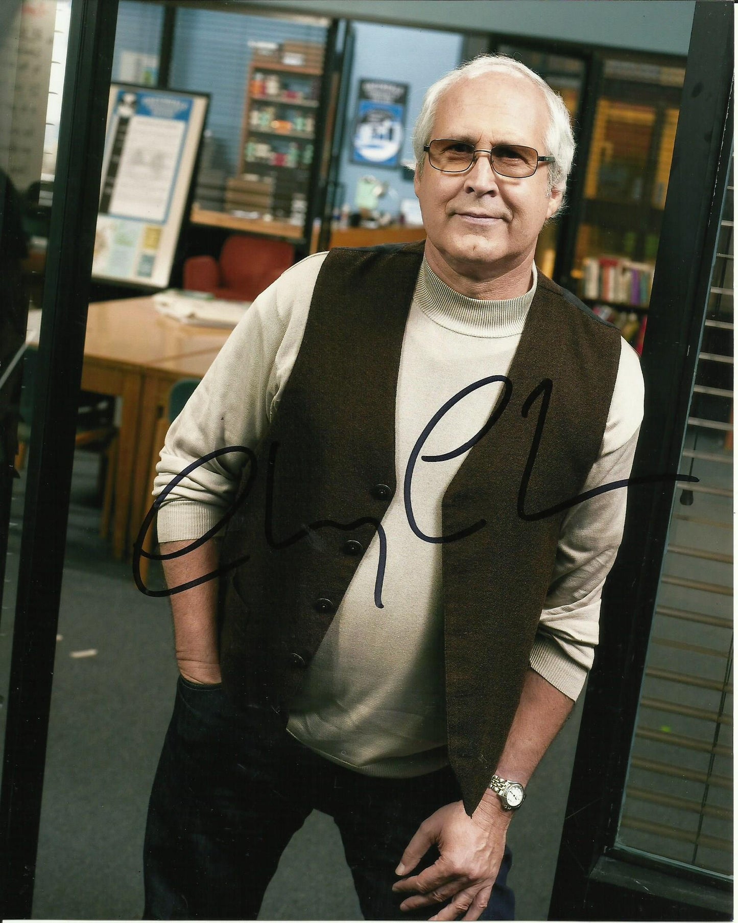 CHEVY CHASE SIGNED COMMUNITY 8X10 PHOTO (1)